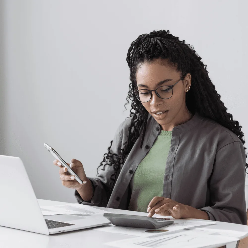Profesional gestionando la contabilidad de su empresa con Holded