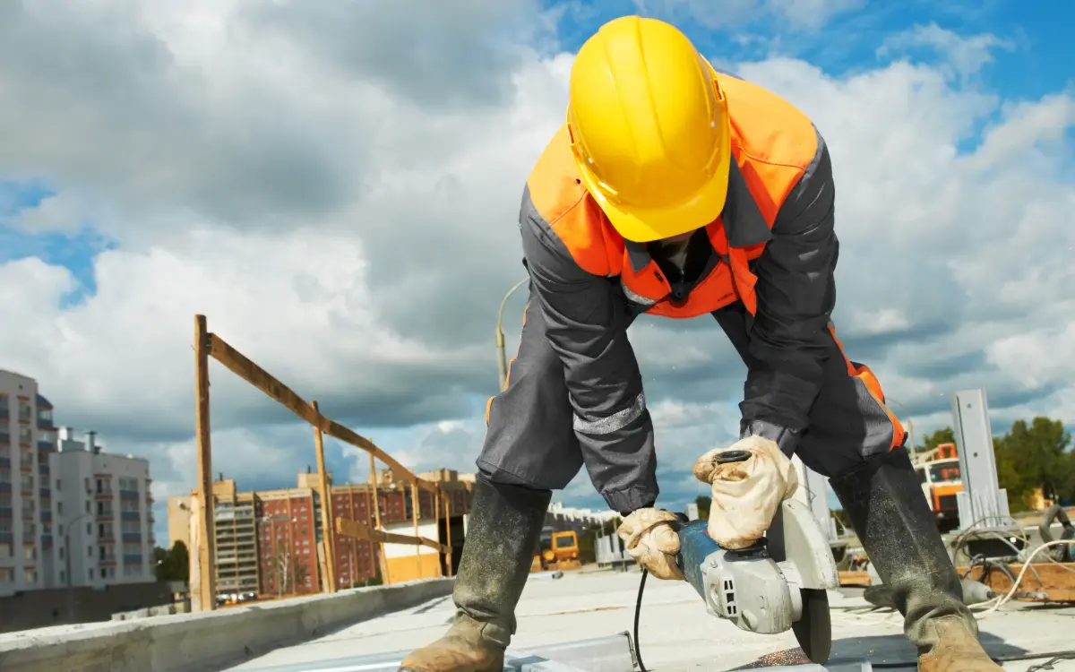 Jefe de obra revisando datos de producción y gastos para el cierre económico mensual de obra en un software