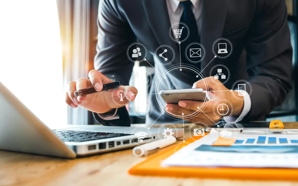 Equipo de oficina y obra comunicándose en tiempo real mediante una plataforma digital
