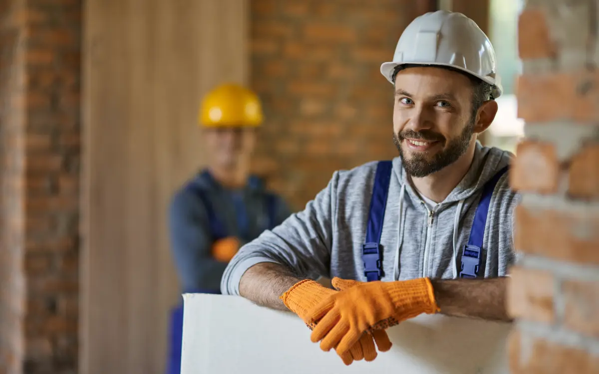 Jefe de obra realizando la igualación y validación digital de albaranes y facturas de proveedores en obra