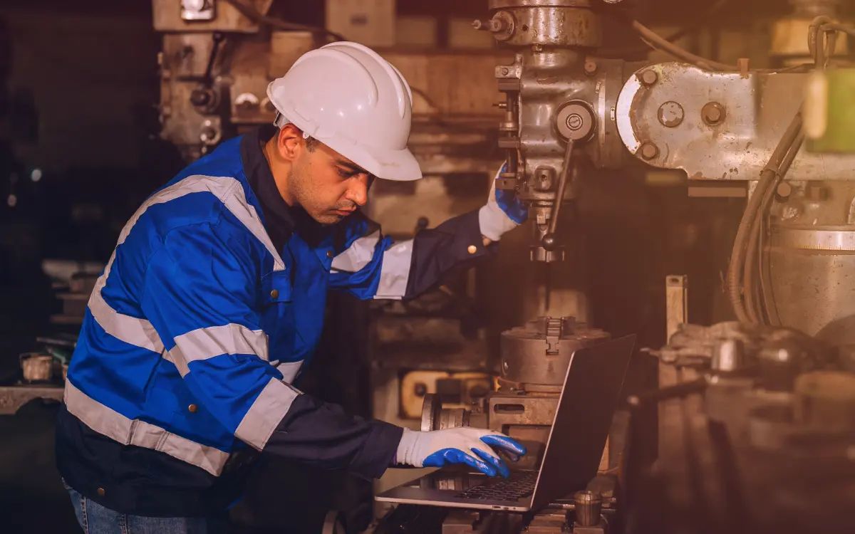 Jefe de obra controlando los avances de obra en tiempo real desde una tablet en España