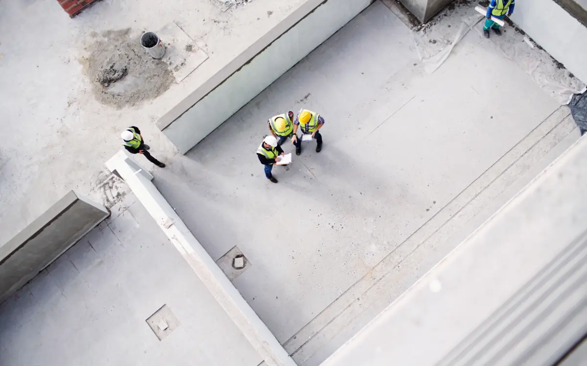 Coordinación de actividades empresariales en construcción: reunión entre contratista y subcontratas en obra en España