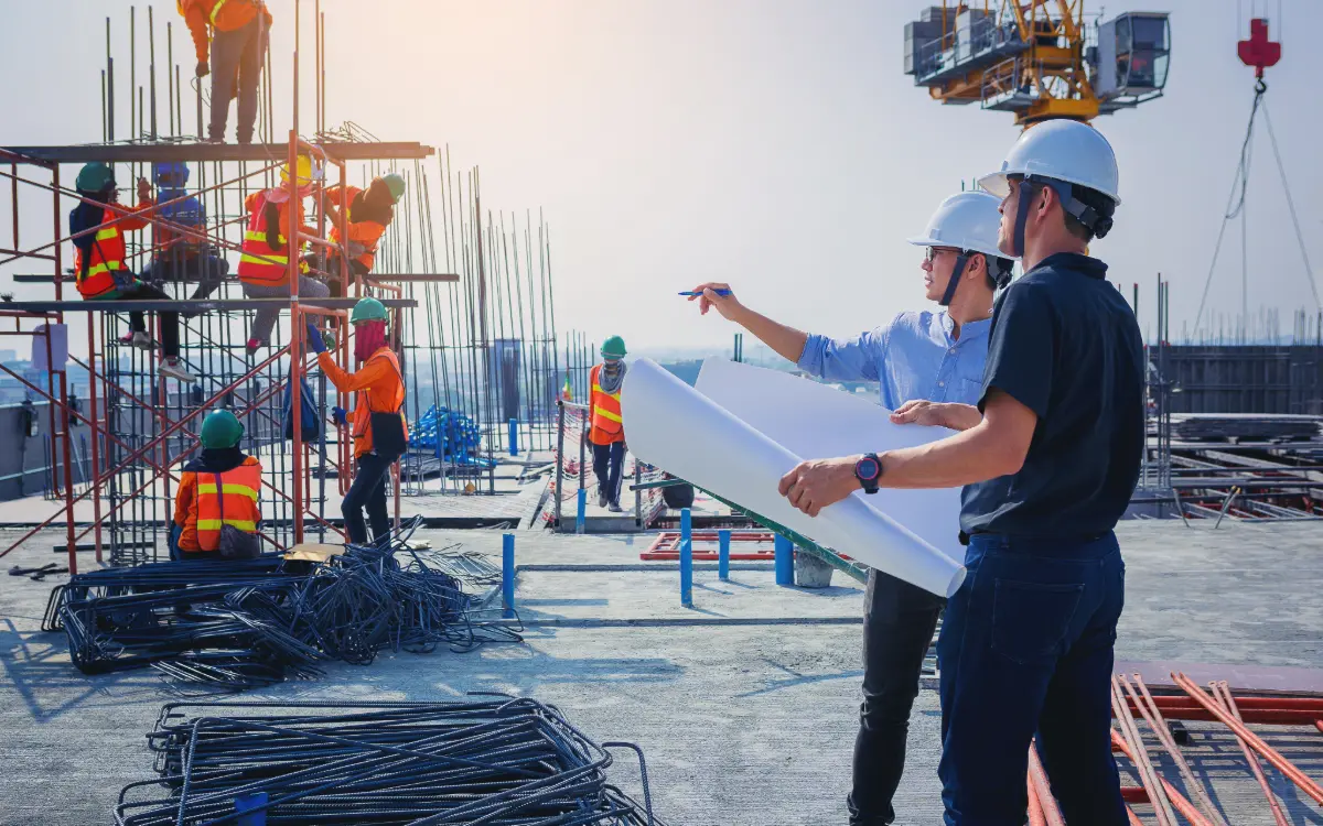 Reunión de coordinación de actividades empresariales (CAE) entre contratista y subcontratas en una obra de construcción en España