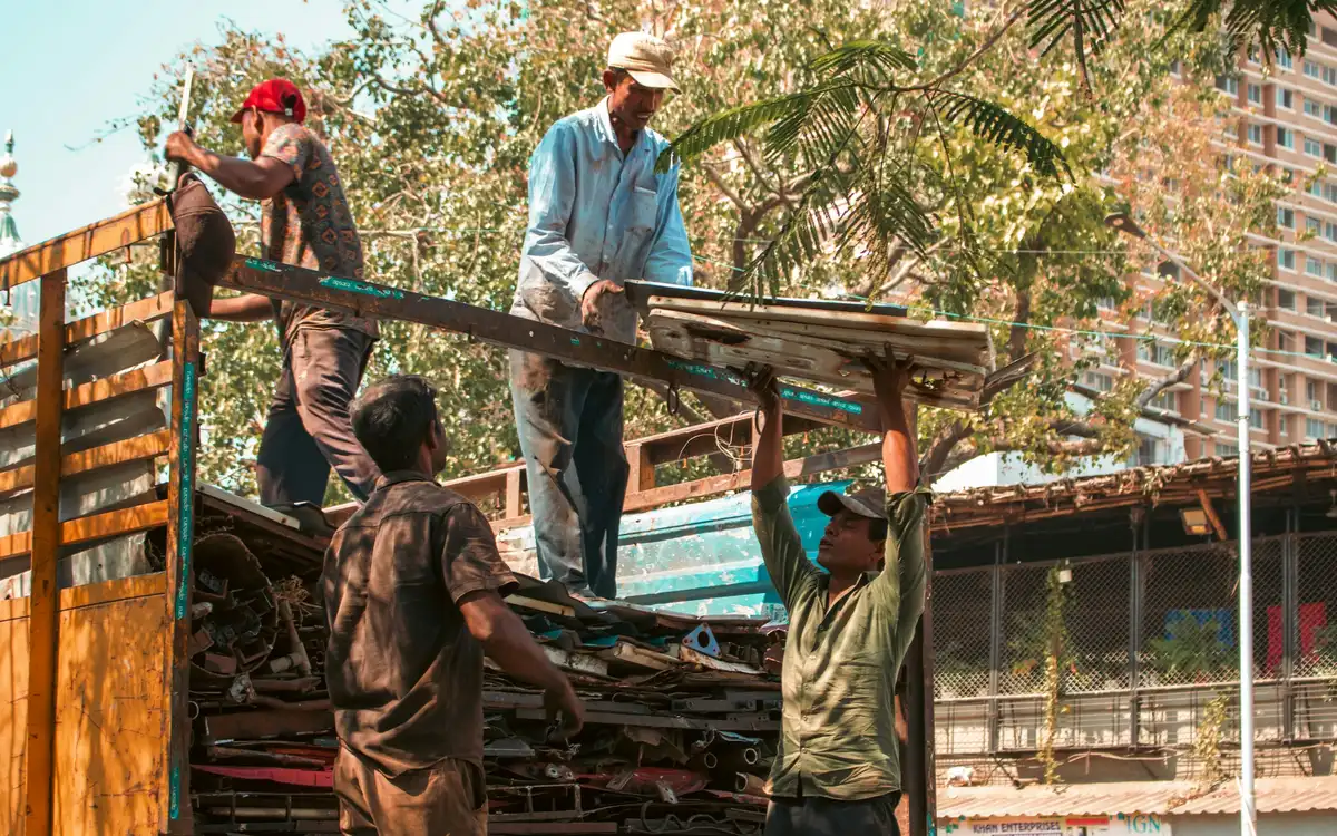 Residente de obra llenando una requisición de materiales junto a la bodega